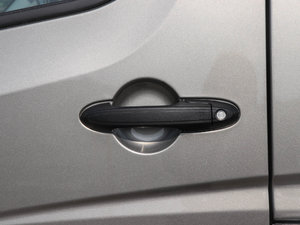 2017款2.0T 短轴中顶多功能商用车 汽油 主驾门拉手