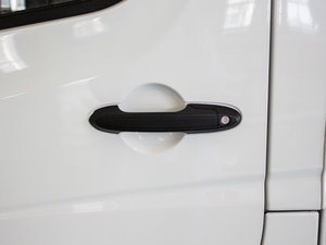 2017款2.7T 长轴短悬中顶 多用途乘用车 柴油 主驾门拉手