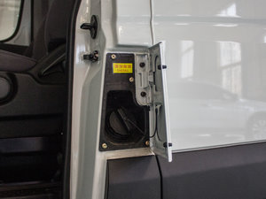 2017款2.7T 长轴短悬中顶 多用途乘用车 柴油 油箱盖