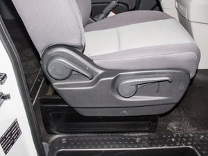 2017款2.7T 长轴短悬中顶 多用途乘用车 柴油 空间座椅