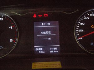 2017款2.7T 长轴短悬中顶 多用途乘用车 柴油 中控区