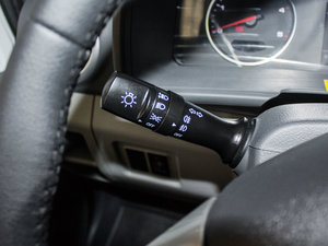 2017款2.7T 长轴短悬中顶 多用途乘用车 柴油 中控区