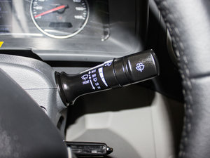 2017款2.7T 长轴短悬中顶 多用途乘用车 柴油 中控区