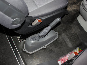 2017款2.7T 长轴短悬中顶 多用途乘用车 柴油 驻车制动器