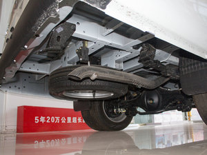 2017款2.7T 长轴高顶多功能商用车 柴油 排气管