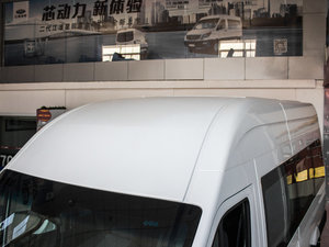 2017款2.7T 长轴高顶多功能商用车 柴油 车顶