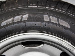 2017款2.7T 长轴高顶多功能商用车 柴油 轮胎尺寸