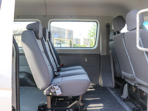 2017款1.9T 短轴中顶多用途乘用车 柴油 后排空间