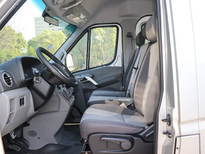 2017款1.9T 短轴中顶多用途乘用车 柴油 前排空间
