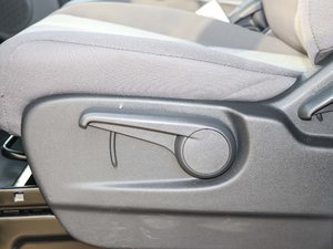 2017款1.9T 短轴中顶多用途乘用车 柴油 主驾驶座椅调节