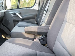 2017款1.9T 短轴中顶多用途乘用车 柴油 中央扶手箱