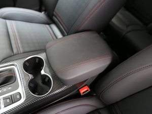 2017款2.0T DCT豪华智能型 7座 中央扶手箱
