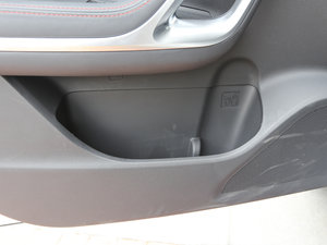 2017款2.0T DCT豪华智能型 7座 前门储物空间