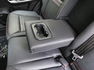 2017款2.0T DCT豪华型 7座 后排中央扶手