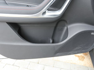 2017款2.0T DCT豪华型 7座 前门储物空间