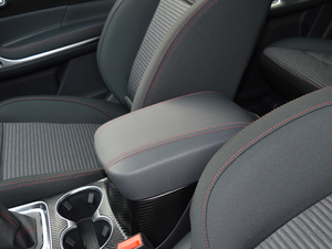 2018款运动版 1.5T 手动舒适型 5座 中央扶手箱