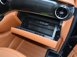 2021款2.0T Y燿影 手套箱