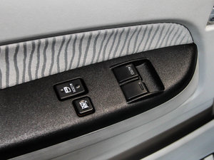 2013款2.0L 豪华型V19 主驾车窗控制区	