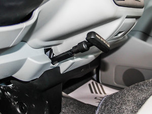 2013款2.0L 豪华型V19 驻车制动器