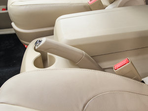 2015款全新 2.7L 自动旗舰型 7座 驻车制动器