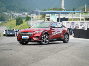 2021款无疆后驱豪华版（长续航） 左前45度