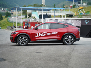 2021款无疆后驱豪华版（长续航） 正侧（左）