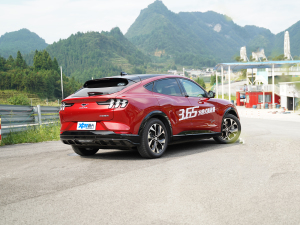 2021款无疆后驱豪华版（长续航） 右后45度