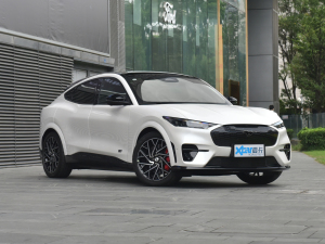 2021款GT 右前45度