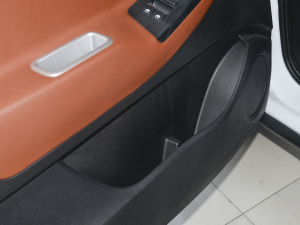 2022款1.5L 手动豪华型 7座 前门储物空间