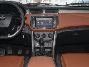 2022款1.5L 手动豪华型 7座 中控台