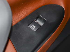 2022款1.5L 手动豪华型 7座 后排车窗控制区