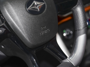 2022款1.5L 手动豪华型 7座 中控区