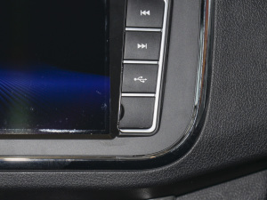 2022款1.5L 手动舒适型 7座 中控区