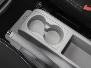 2023款PLUS 1.8L 9座舒适版 前排杯架