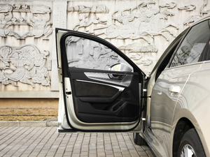 201945 TFSI quattro xӸ {λ܇T