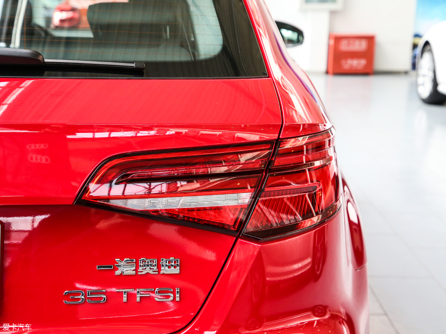 2019��W��A3 Sportback 35 TFSI�r���� ��V