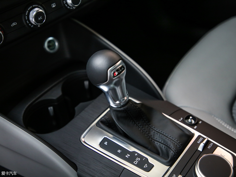 2019��W��A3 Sportback 35 TFSI�r���� ��V