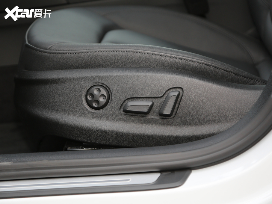 2020WA3 Limousine Limousine 40 TFSIL VI