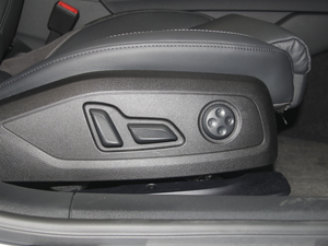 202040 TFSI quattro AӸ g