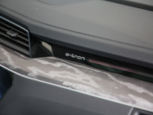 2021��Sportback 55 quattro ���A�� �п؅^