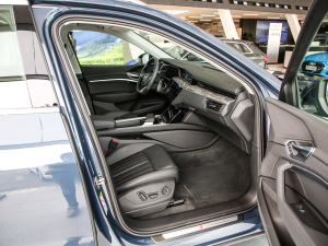 2021��Sportback 55 quattro ���A�� �п؅^