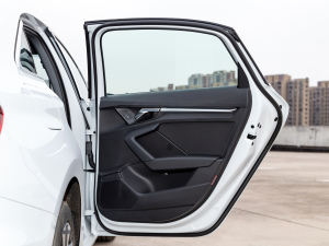 2021A3L Limousine 35 TFSI Mȡ g