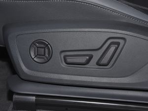 202245 TFSI quattro r {{