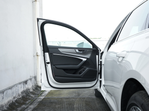 202245 TFSI quattro xӸ {λ܇T