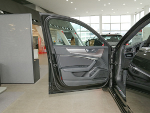 202255 TFSI quattro Ӹ {λ܇T