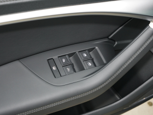 202245 TFSI quattro (dng) ܇ƅ^(q)