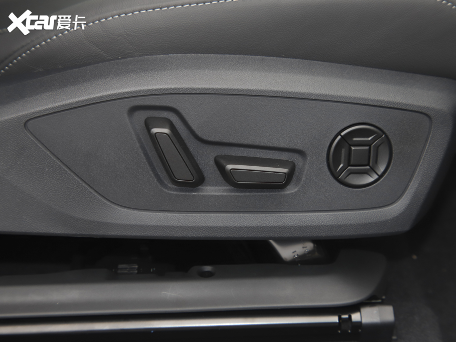 2022WQ4 e-tron 40 e-tron а