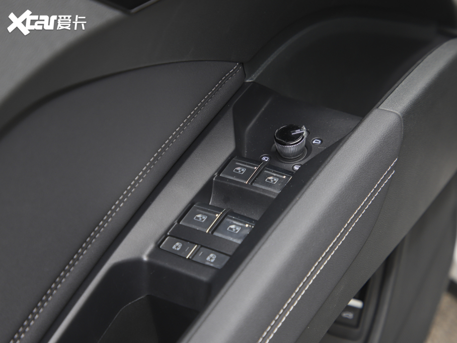 2022WQ4 e-tron 40 e-tron а