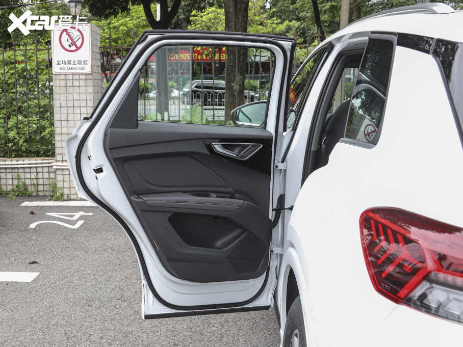 2022WQ4 e-tron 40 e-tron а