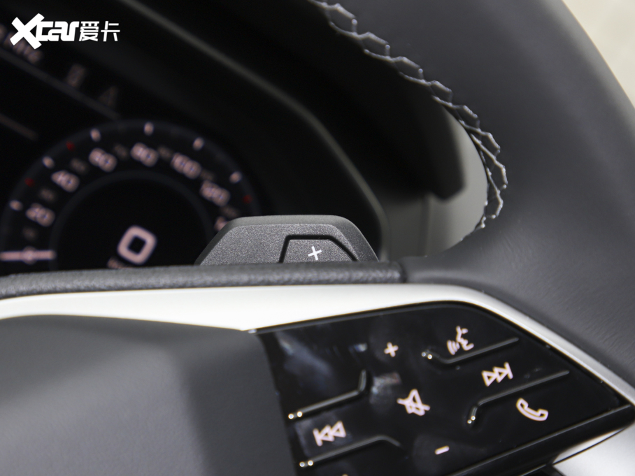 2022WQ4 e-tron 40 e-tron а